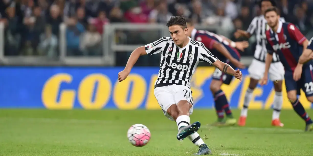 Piłkarze z polskimi korzeniami, jak Paulo Dybala, w akcji na boisku.