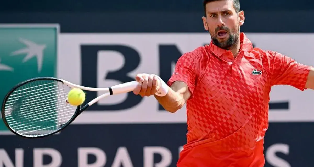 Novak Djoković, uznawany za najlepszego tenisistę w historii, w akcji na korcie.
