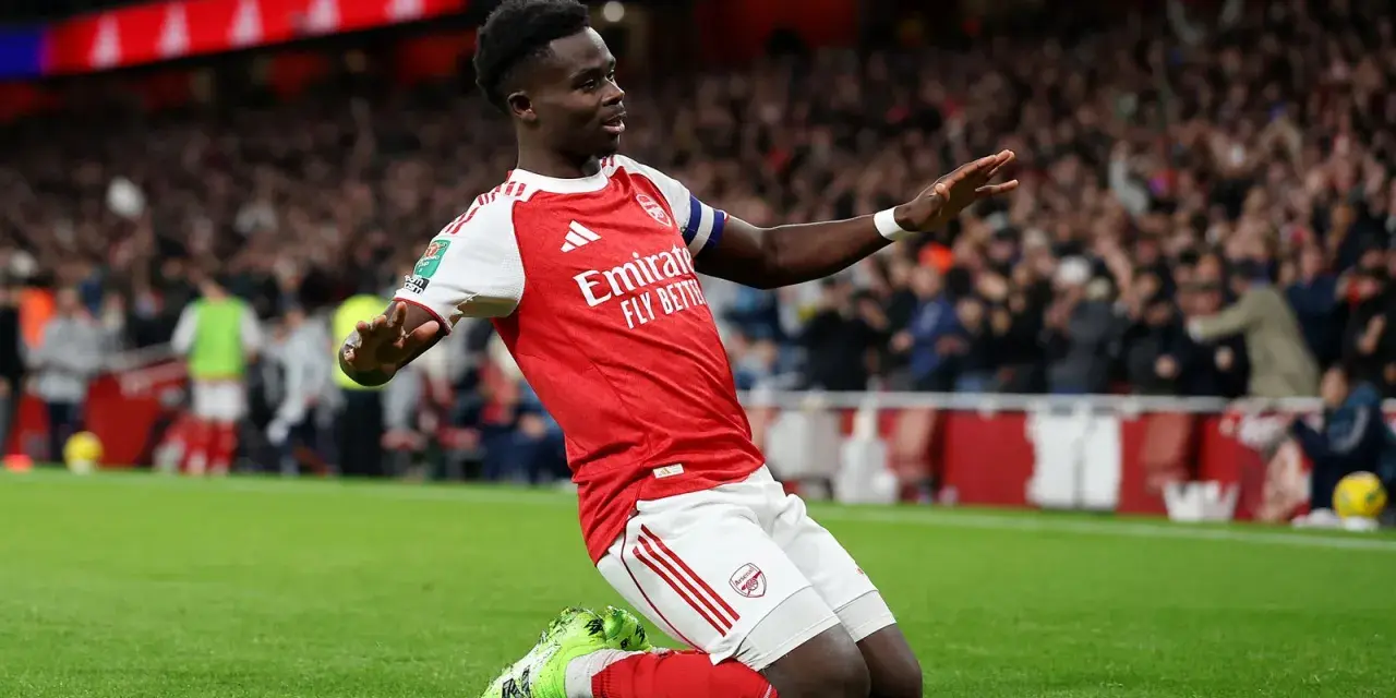Bukayo Saka z Arsenalu świętuje bramkę przeciwko Brighton.