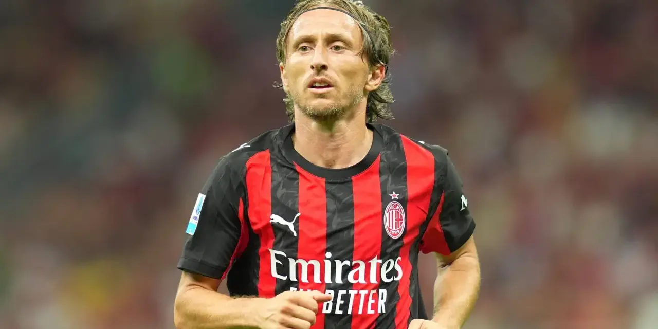 Piłkarz w czerwono-czarnej koszulce AC Milan, z opaską na głowie. Wciąż w świetnej formie, mimo że ile lat ma Luka Modrić, wciąż zachwyca.