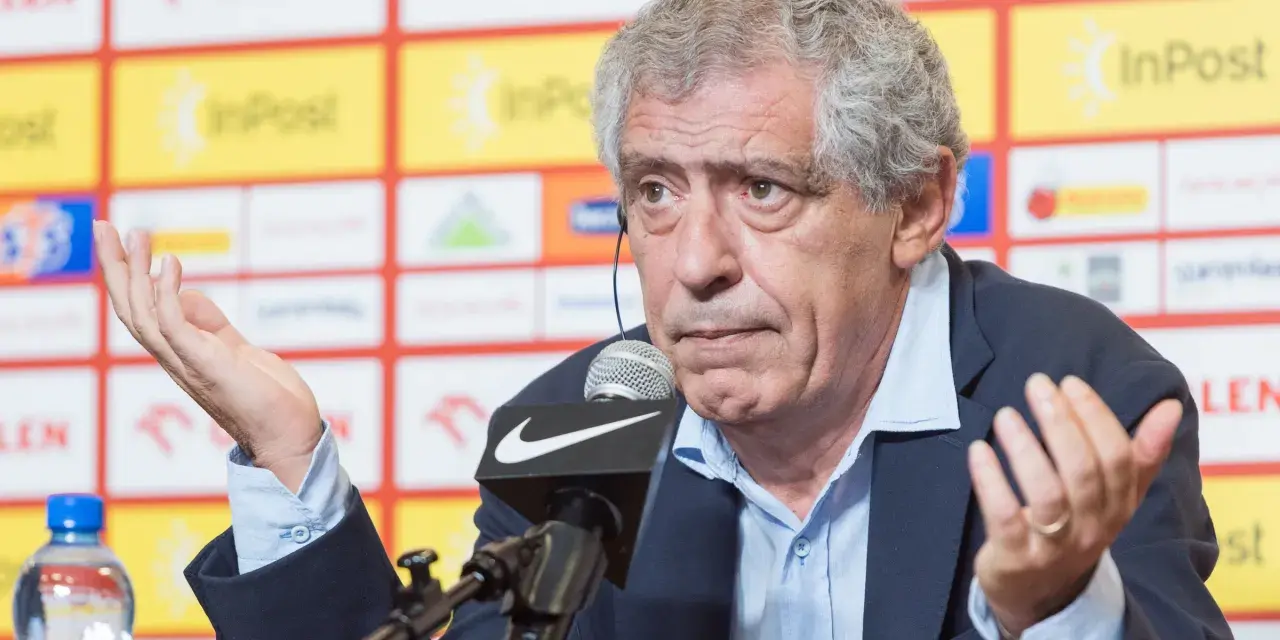 Fernando Santos, z gestykulacją, podczas konferencji prasowej.