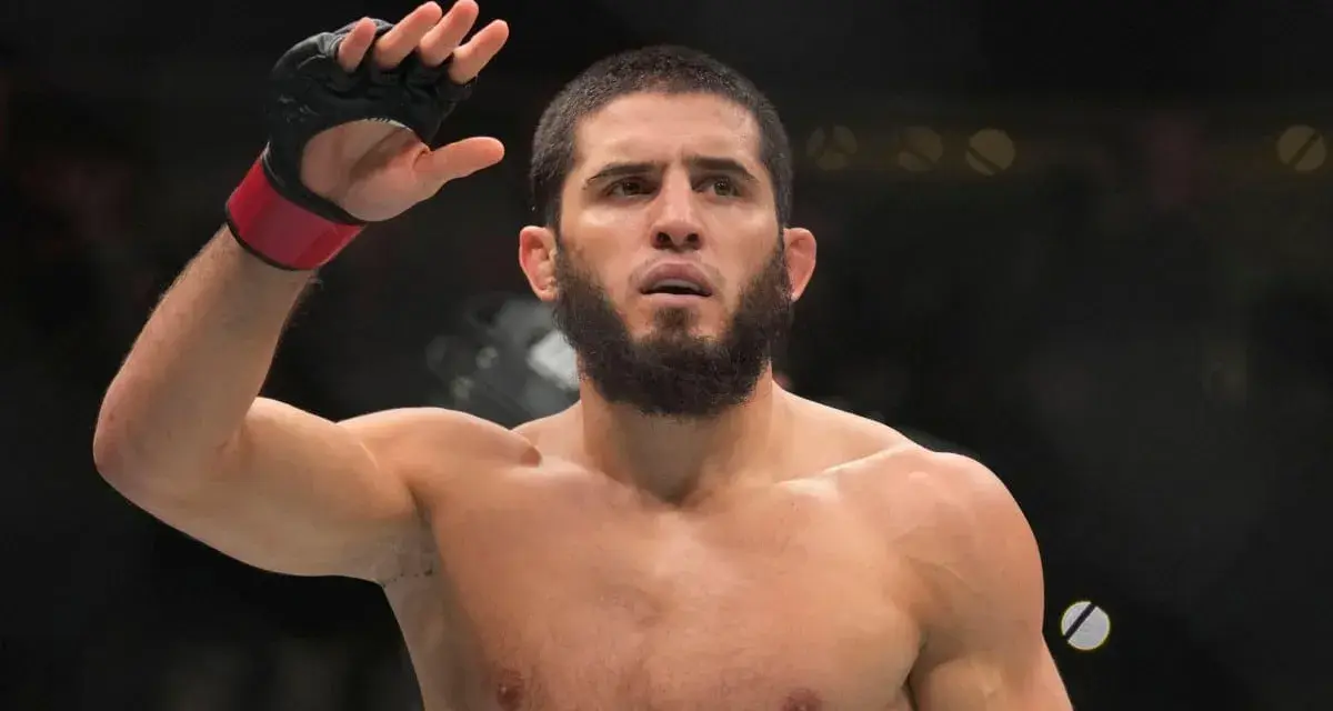 Islam Makhachev, uważany za najlepszego zawodnika UFC, pozdrawia publiczność.