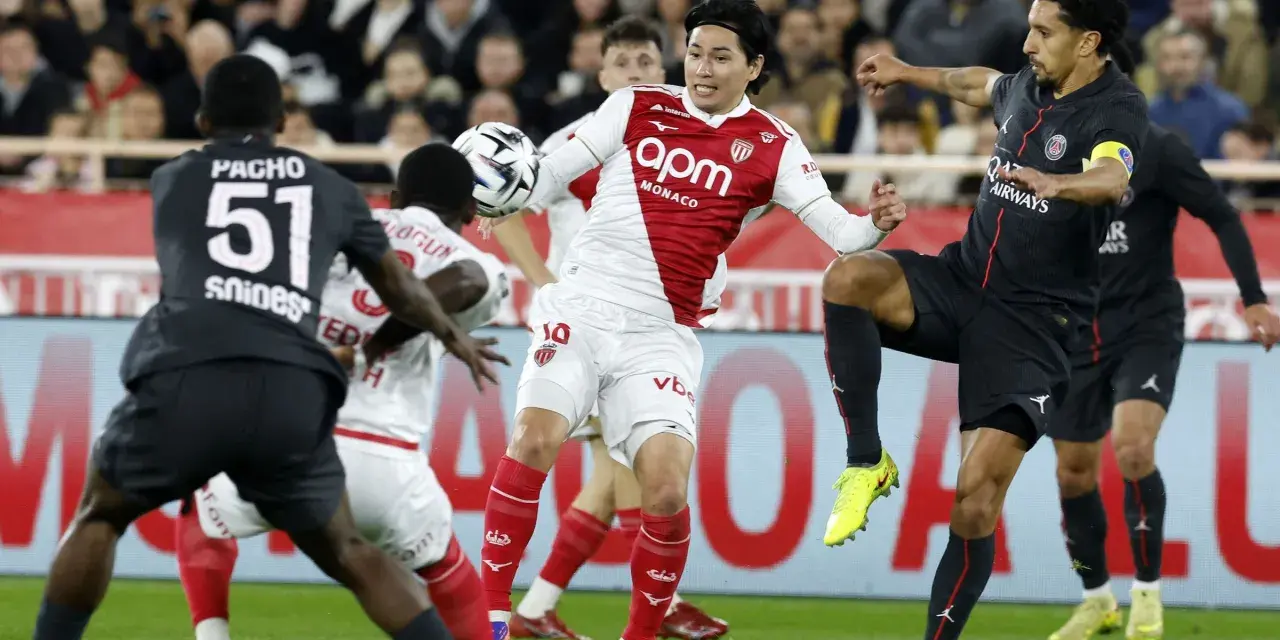 Piłkarze AS Monaco FC walczą o piłkę w trakcie zaciętych rozgrywek.