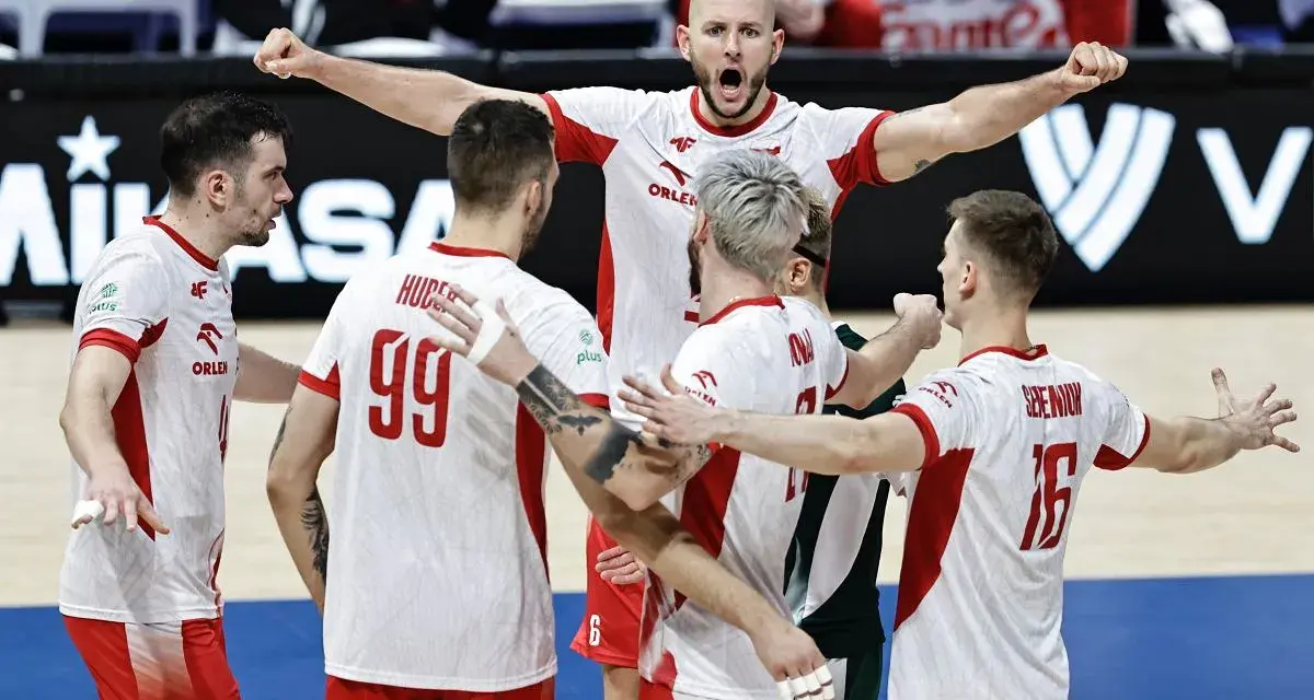 Siatkarze w białych strojach z czerwonymi detalami świętują zwycięstwo. Jeden z nich krzyczy z radości. To drużyna z drugiej ligi włoskiej.