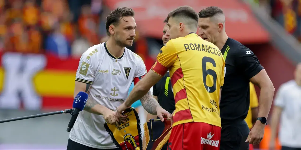 Piłkarze przed meczem Jagiellonia - Pogoń. Zawodnicy wymieniają się proporcami.