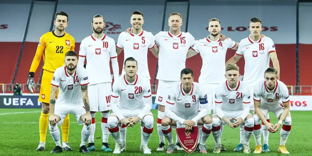 Reprezentacja Polski w piłce nożnej gotowa na mecze reprezentacji Polski 2025. Drużyna w białych strojach na murawie stadionu.