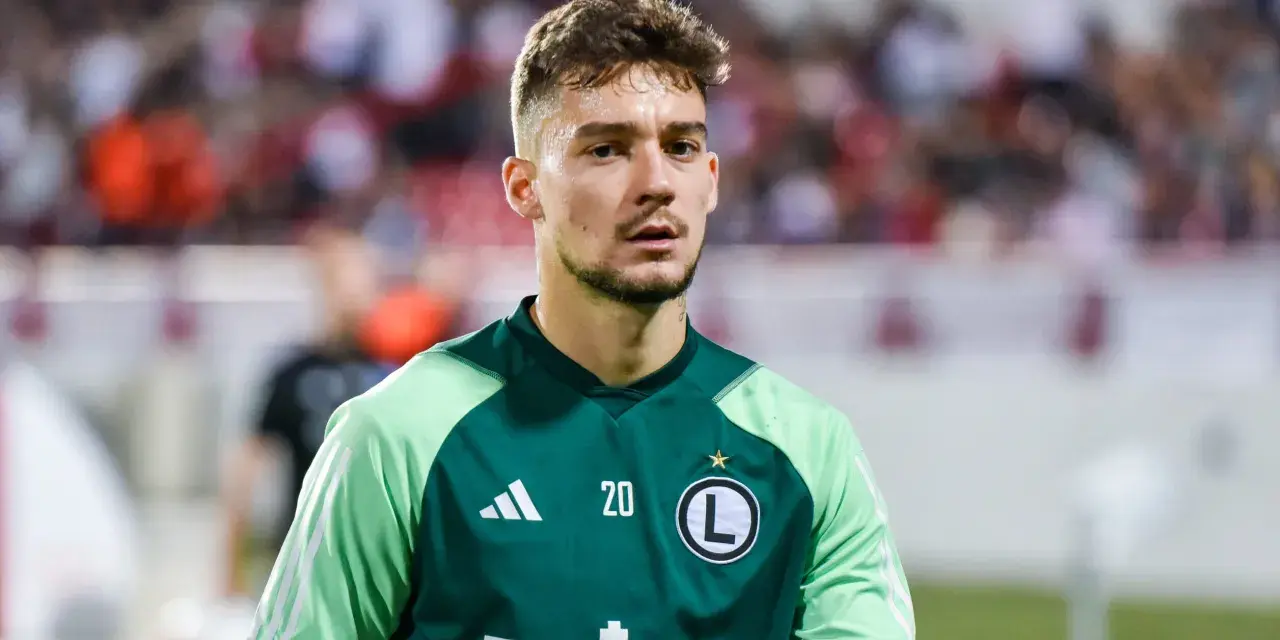 Ernest Muçi w zielonej koszulce z numerem 20, gotowy do gry.