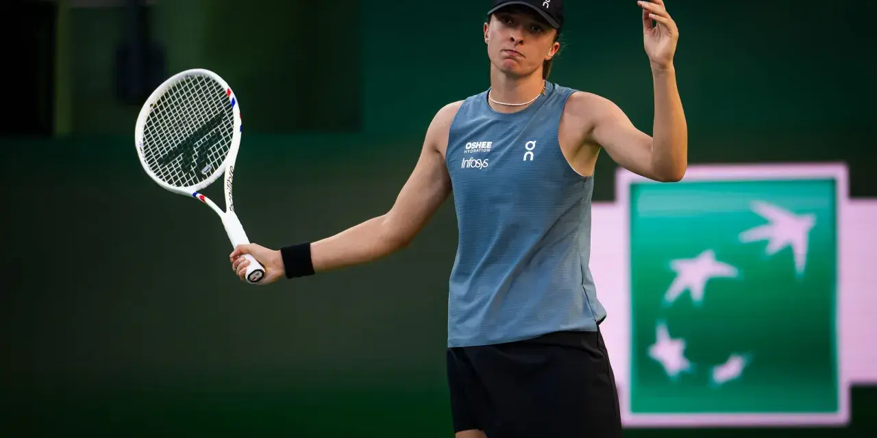 Tenisistka na kortach w Indian Wells 2026, z rakietą w dłoni, skupiona na grze.