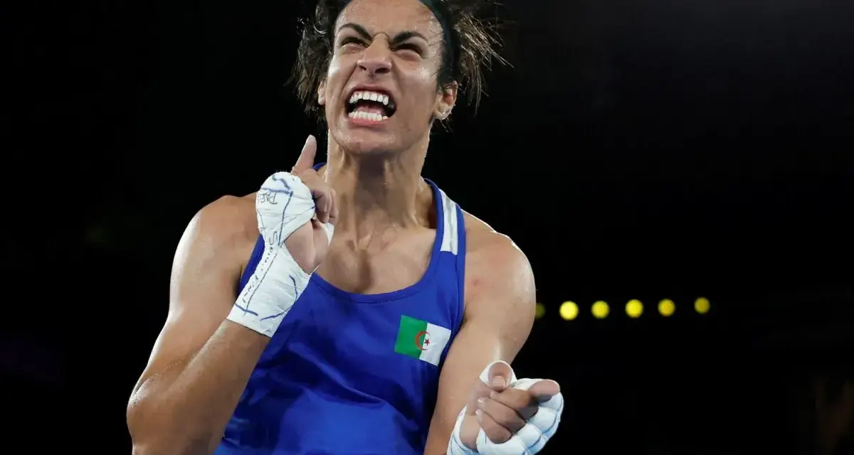 Imane Khelif, bokserka z Algierii, triumfuje po wygranej walce, uniesiona emocjami i dumą.