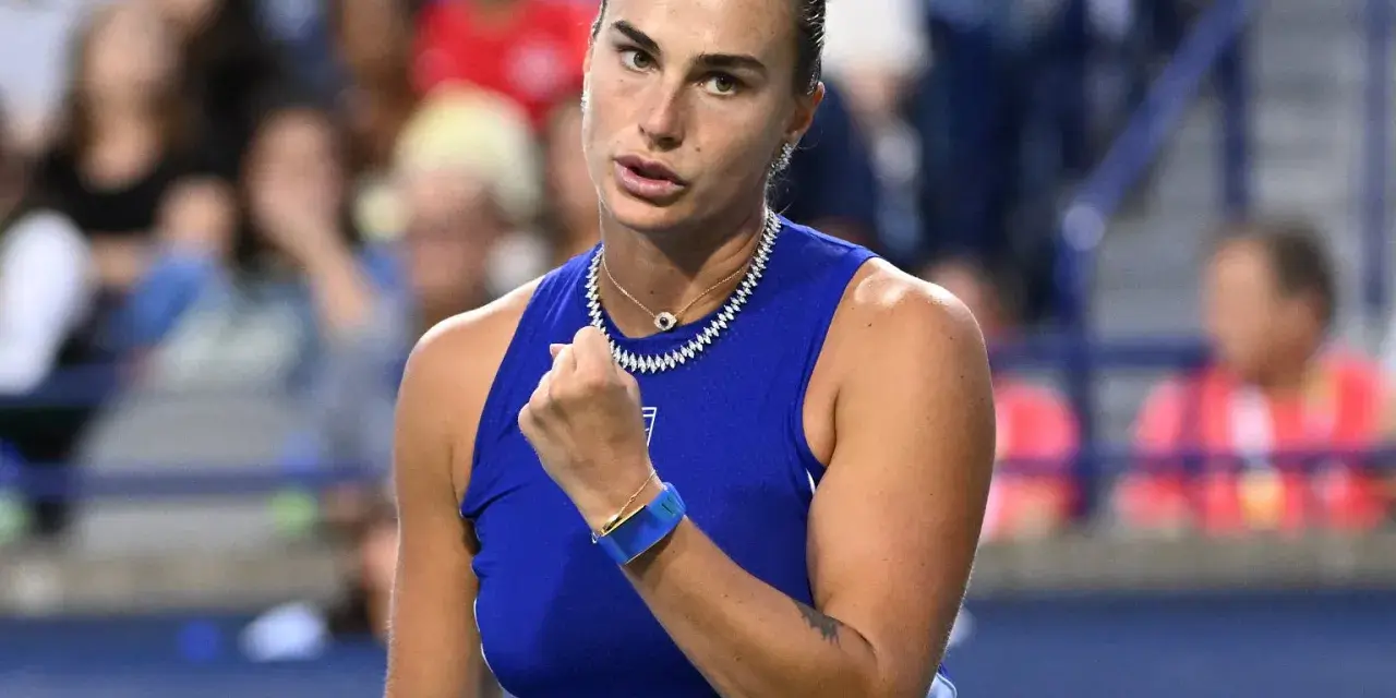Aryna Sabalenka w kluczowym momencie meczu, zaciśnięta pięść i skupienie na twarzy.