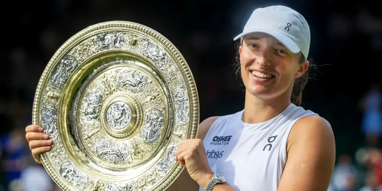 Iga Świątek z pucharem na Wimbledonie. Radość po zwycięstwie na trawiastych kortach.