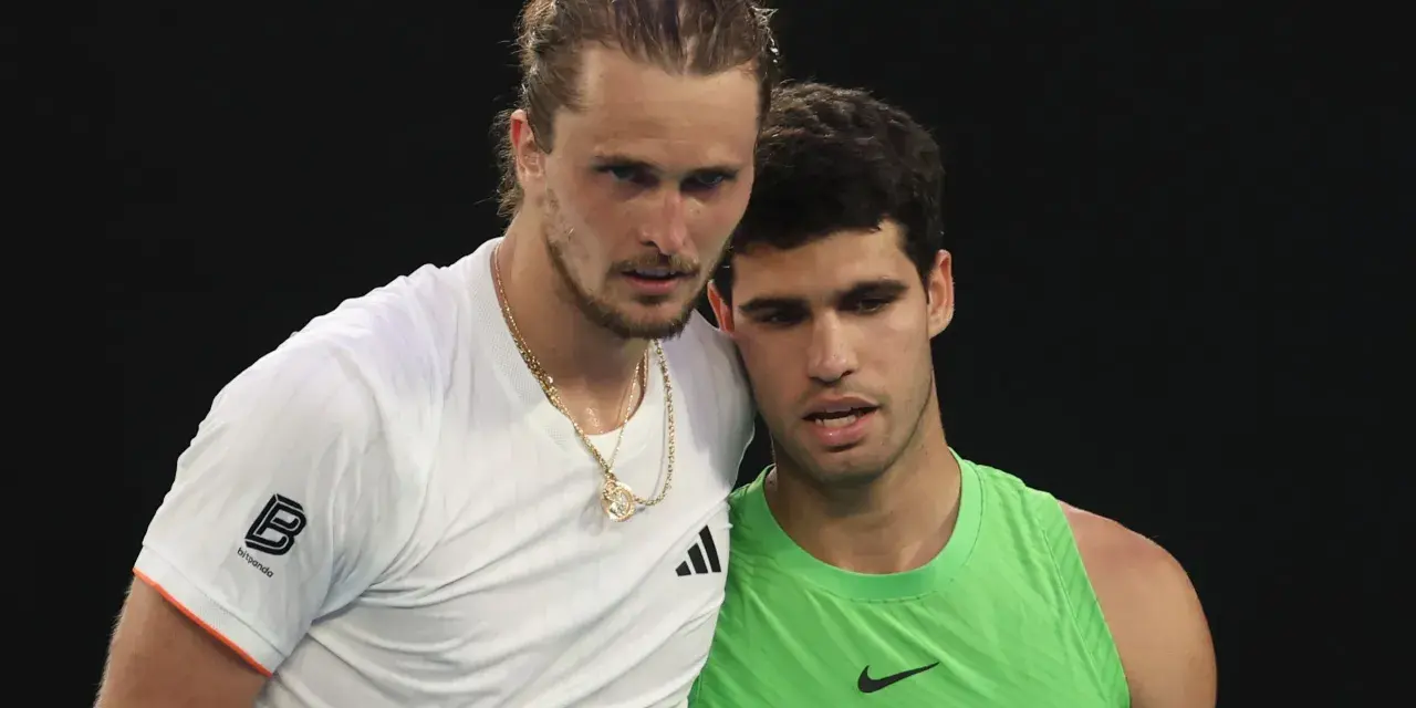 Carlos Alcaraz i Alexander Zverev po zaciętym meczu.