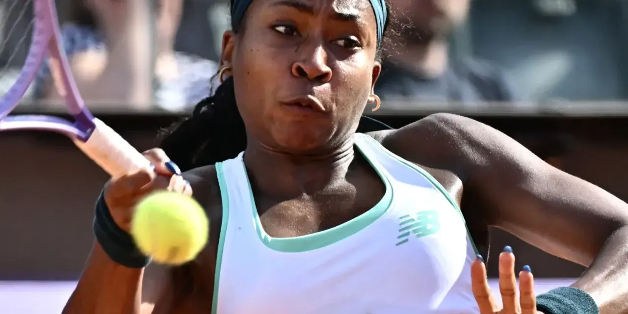 Coco Gauff w akcji, skupiona na odbiciu piłki podczas meczu.