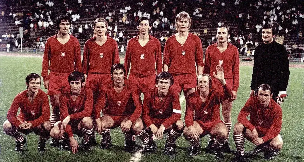 Drużyna Polski w czerwonych strojach, symbol największych sukcesów reprezentacji Polski w piłce nożnej.