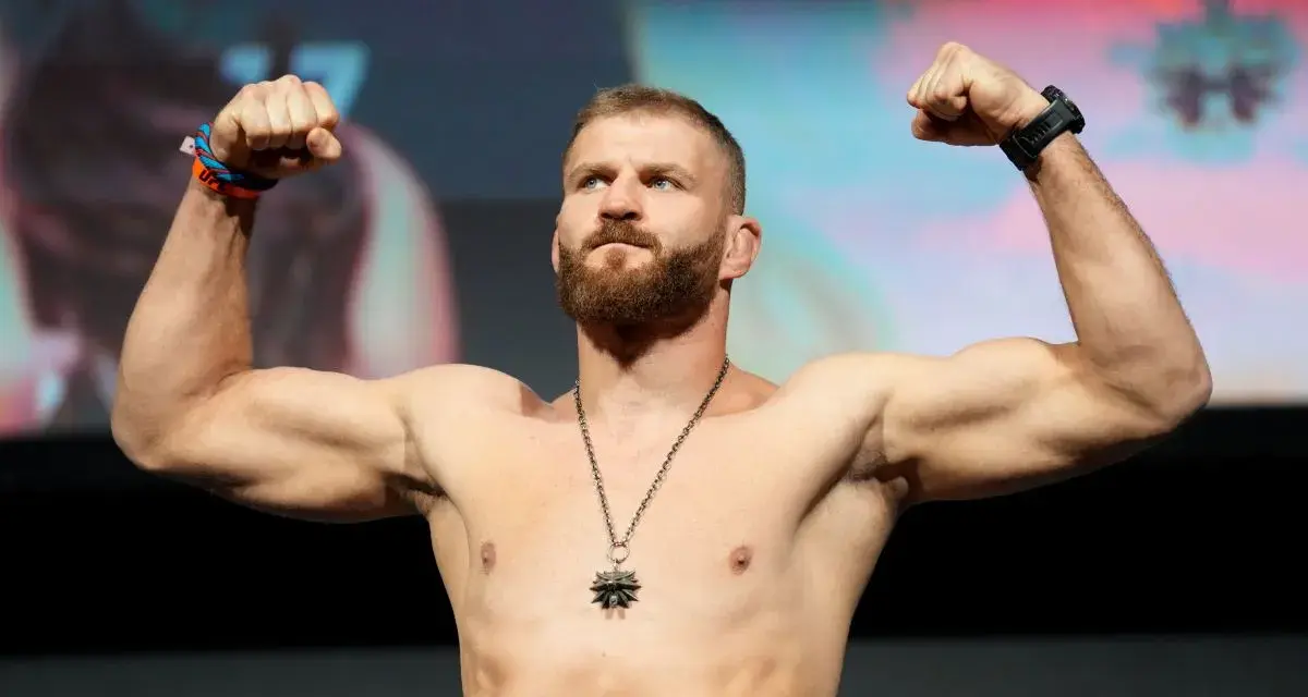 Jan Błachowicz, wojownik kategorii lekkiej UFC, napina bicepsy.