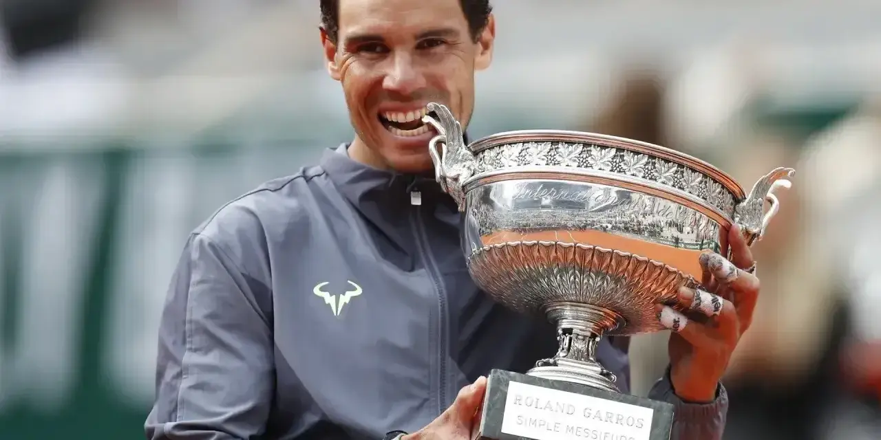 Rafael Nadal z pucharem Roland Garros, triumfator turnieju.