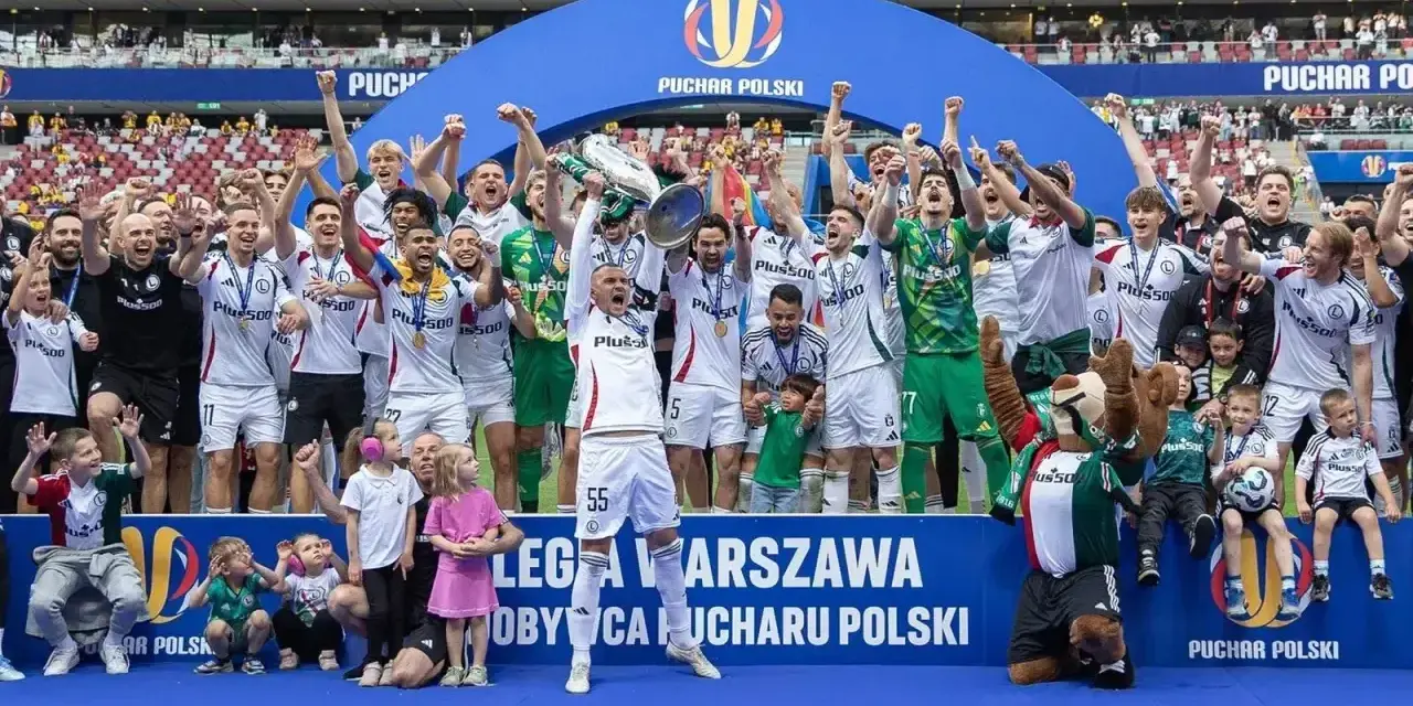 Piłkarze Legii Warszawa świętują zdobycie Pucharu Polski. Radość polskich drużyn w pucharach jest widoczna na twarzach zawodników i kibiców.