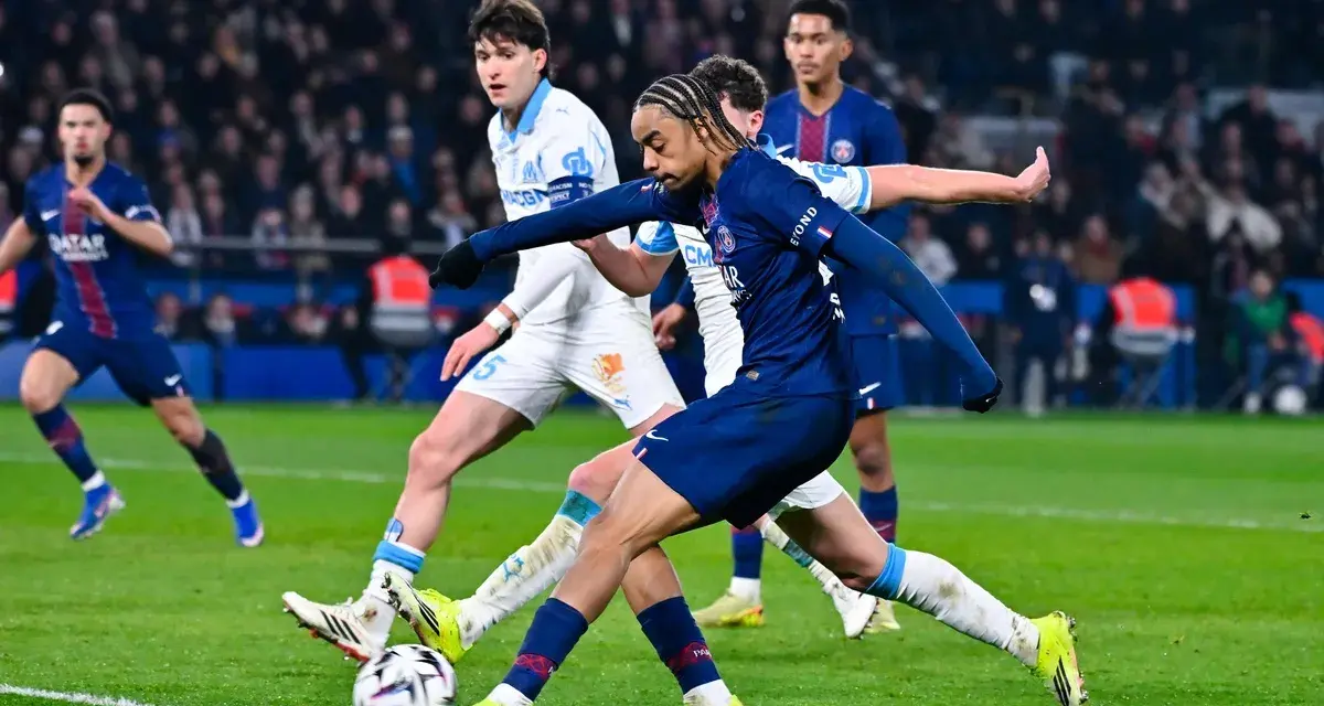 Piłkarz PSG w akcji, walczy o piłkę z zawodnikiem OM. Czy to on zostanie królem strzelców Ligue 1?