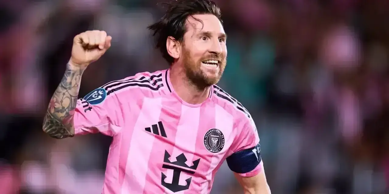 Piłkarz Lionel Messi w różowej koszulce Interu Miami, z podniesioną pięścią. Ile lat ma Messi? Wciąż w formie!