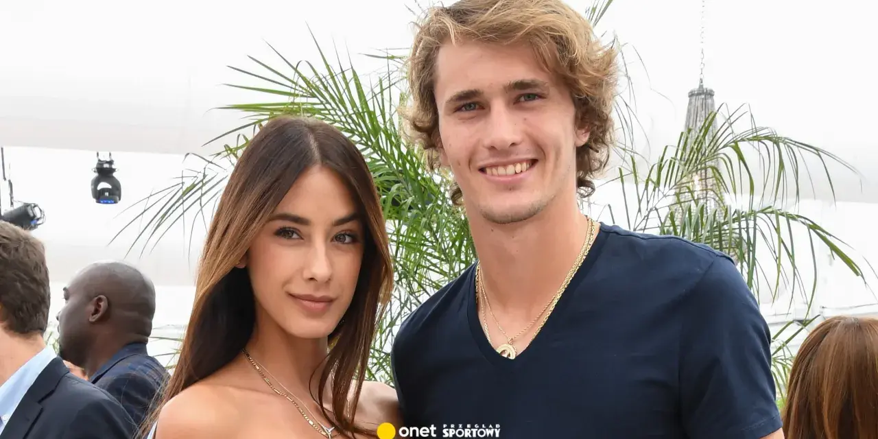 Alexander Zverev i jego partnerka, uśmiechnięci na tle palm. Zverev życie prywatne w blasku fleszy.