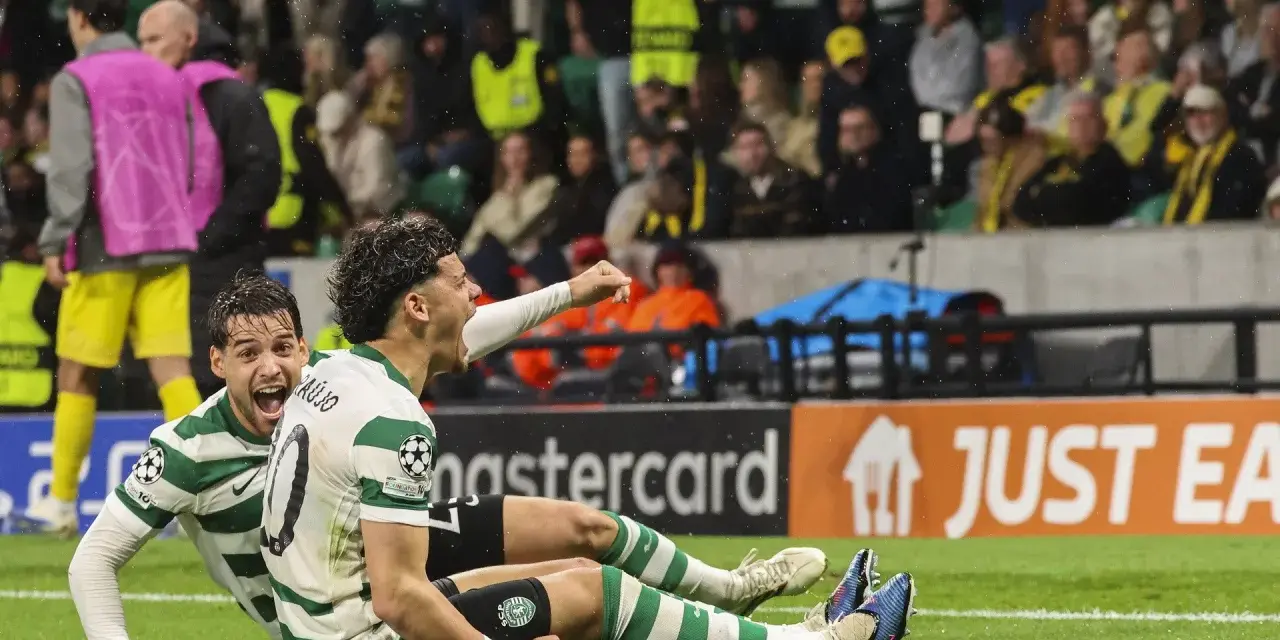 Piłkarze Sportingu Lizbona świętują bramkę podczas meczu. Radość na twarzach, zielono-białe stroje, trybuny pełne kibiców.