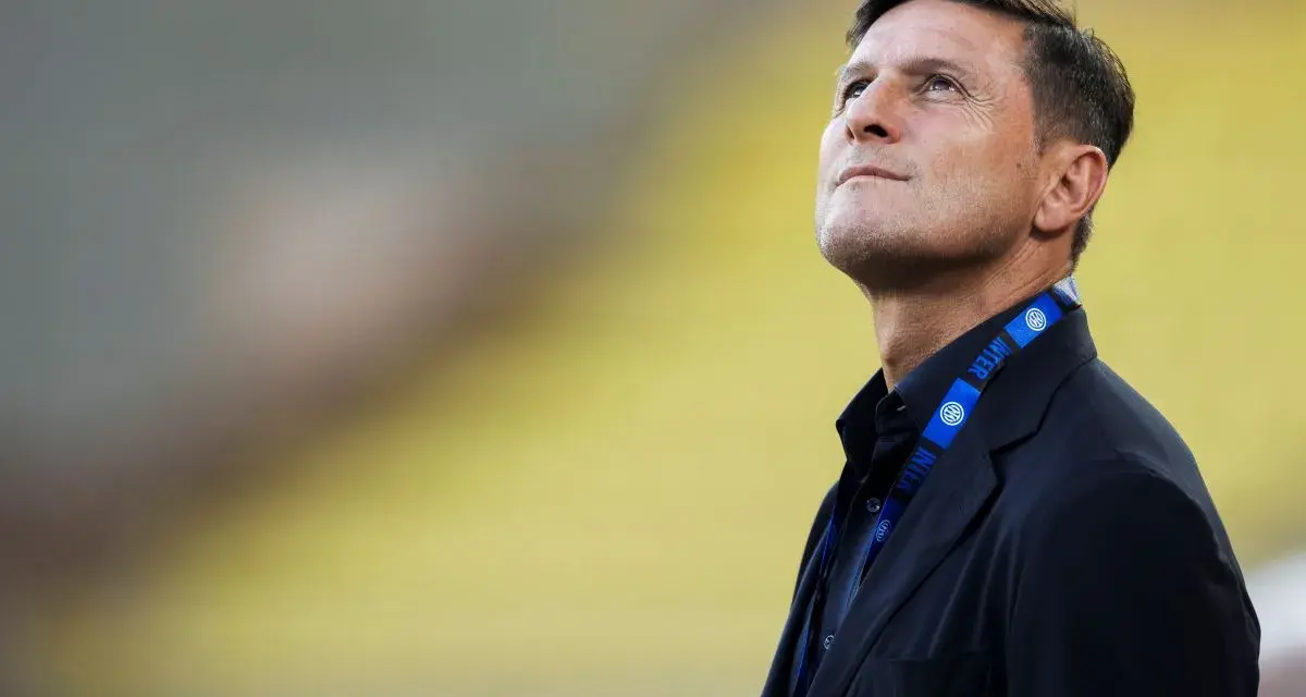 Trener Inter Mediolan wpatrzony w niebo, z nadzieją na zwycięstwo.