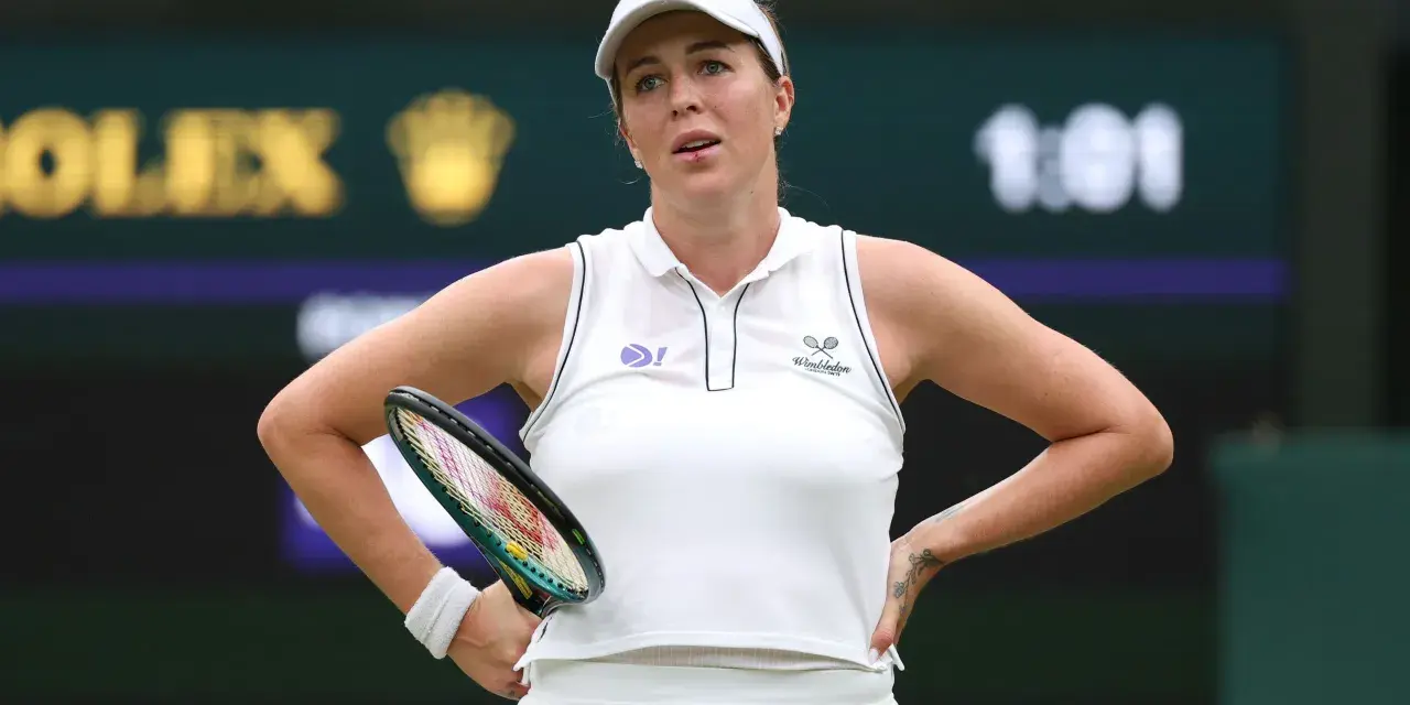 Anastasija Pawluczenkowa z rakietą, w białej koszulce Wimbledonu, zamyślona na korcie.
