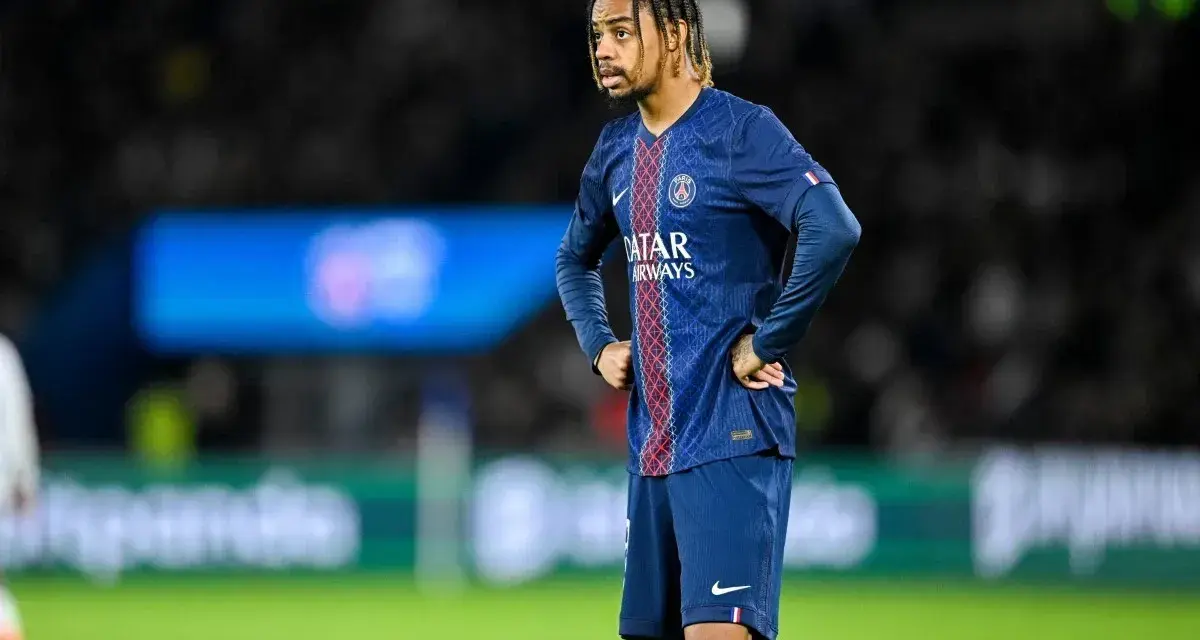 Piłkarz PSG w meczu z Le Havre AC, z rękami na biodrach, wpatrzony w dal.