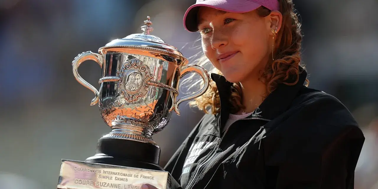Uśmiechnięta tenisistka z pucharem Suzanne Lenglen po zwycięstwie w finale Roland Garros.