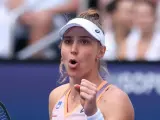 Beatriz Haddad Maia zaciśniętą pięścią celebruje punkt na korcie tenisowym.