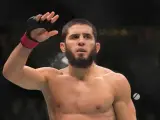 Islam Makhachev, uważany za najlepszego zawodnika UFC, pozdrawia publiczność.