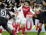Piłkarze AS Monaco FC walczą o piłkę w trakcie zaciętych rozgrywek.