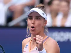 Beatriz Haddad Maia zaciśniętą pięścią celebruje punkt na korcie tenisowym.