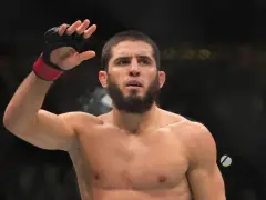 Islam Makhachev, uważany za najlepszego zawodnika UFC, pozdrawia publiczność.