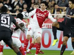 Piłkarze AS Monaco FC walczą o piłkę w trakcie zaciętych rozgrywek.