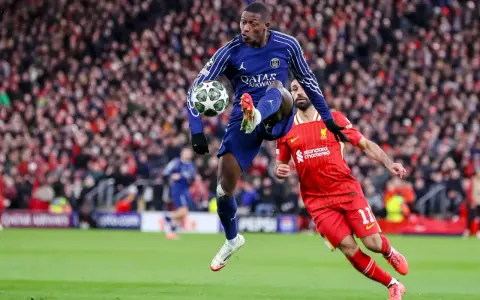 Piłkarz PSG w powietrzu z piłką, obok zawodnik Liverpoolu. Emocjonujący mecz PSG – Liverpool.