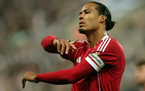 Kapitan reprezentacji Holandii, Virgil van Dijk, w czerwonej koszulce z opaską "Captain" podczas meczu, który mógłby być częścią jego drogi na mistrzostwa świata.