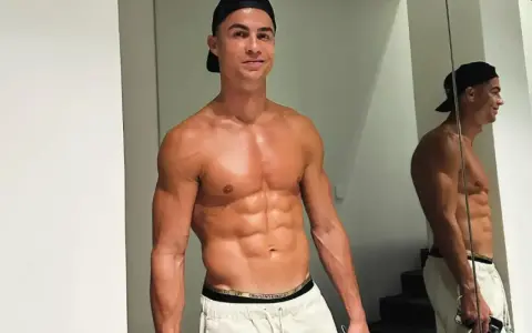 Cristiano Ronaldo w świetnej formie, mimo że ma już swoje lata. Jego sylwetka budzi podziw.