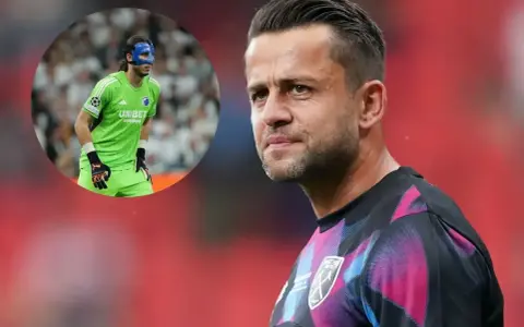 Bramkarze reprezentacji Polski: Wojtek Szczęsny i Kamil Grabara w masce ochronnej.