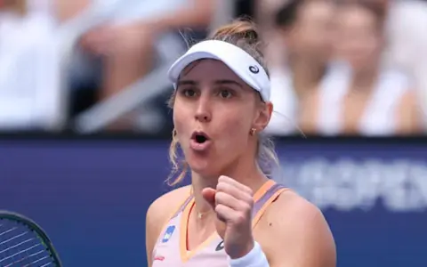 Beatriz Haddad Maia zaciśniętą pięścią celebruje punkt na korcie tenisowym.