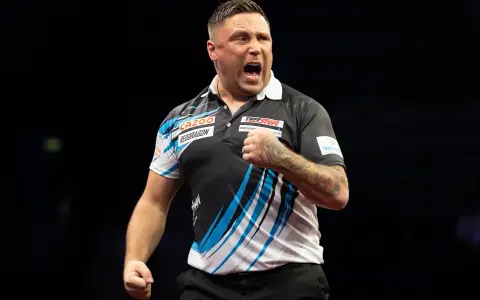 Gerwyn Price świętuje zwycięstwo na mistrzostwach świata w darta.