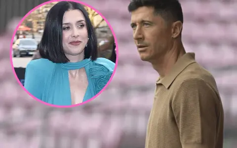 Kobieta w niebieskiej sukni, która może być siostrą Roberta Lewandowskiego, obok piłkarza.