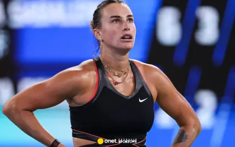 Aryna Sabalenka, spocona po zaciętym meczu, z determinacją w oczach.