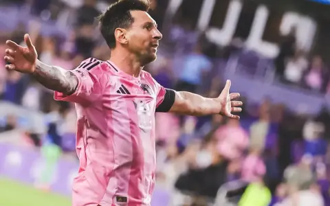 Leo Messi w różowej koszulce świętuje bramkę na stadionie, gdzie gra.