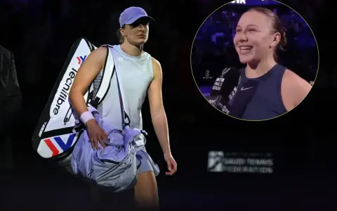 Iga Świątek z torbą na korcie, obok uśmiechnięta Amanda Anisimova podczas wywiadu.