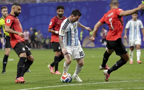 Lionel Messi w akcji, być może tworzy asystę, która zbliży go do rekordu kto ma najwięcej asyst w historii piłki nożnej.