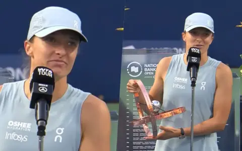 Iga Świątek z pucharem i mikrofonem WTA Tour. Zastanawiasz się, ile zarobiła Iga Świątek?