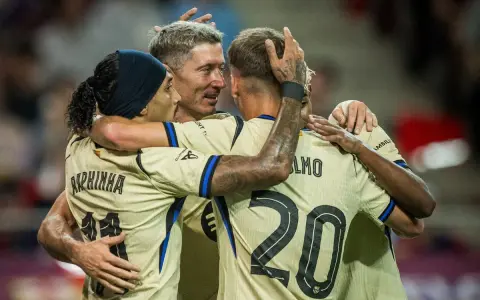 Piłkarze FC Barcelona, Raphinha, Lewandowski i Ferran Torres, świętują bramkę w meczu przeciwko Celcie Vigo.