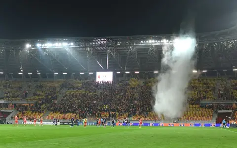 Dym z rac zasnuwa trybuny stadionu, gdzie kibice dopingują swoją drużynę. Czy to najgorszy klub na świecie, czy tylko zły dzień?