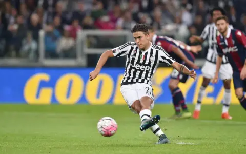 Piłkarze z polskimi korzeniami, jak Paulo Dybala, w akcji na boisku.